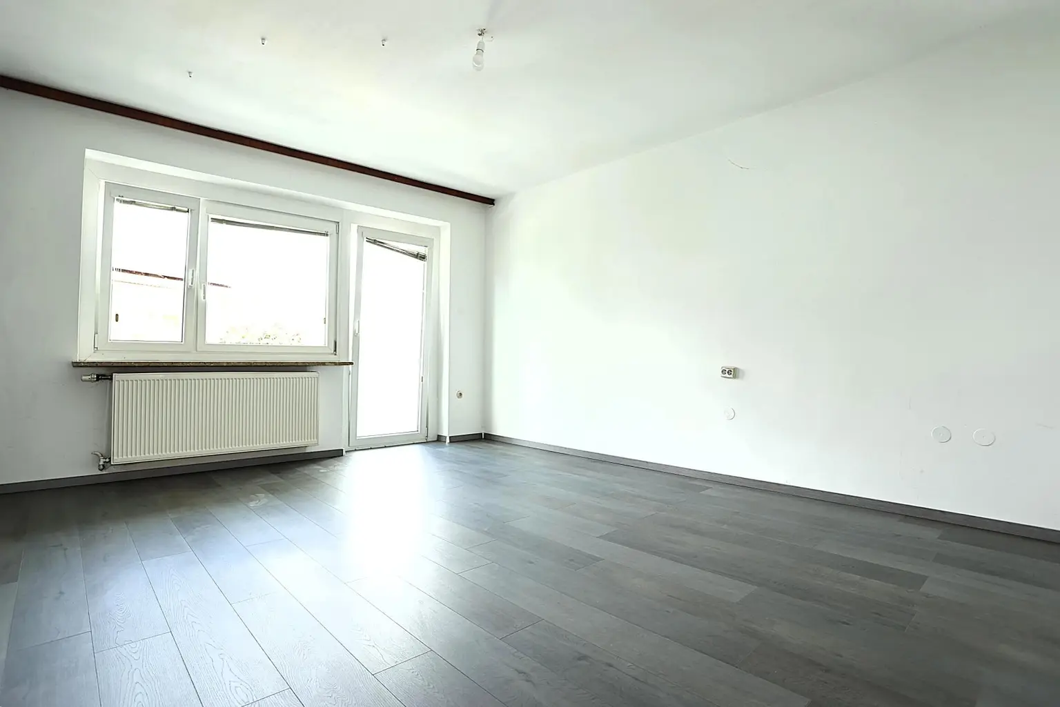 modernes Wohnzimmer mit Balkon