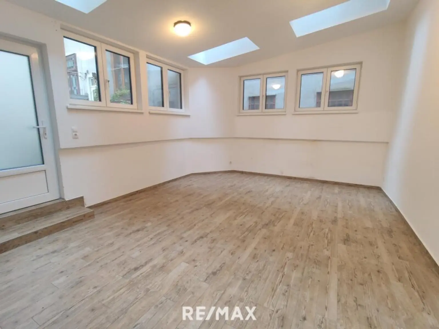 helle Arbeitsplätze mit Ausgang Terrasse