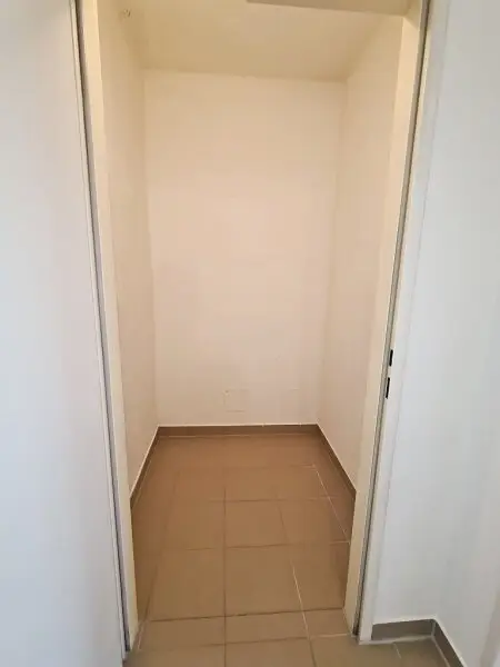 TERRASSENHIT, 61 m2 Dachgeschoß mit 48 m2 Terrasse, Wohnküche, 1 Zimmer, Wannenbad, Parketten, Fernblick, Holbeingasse