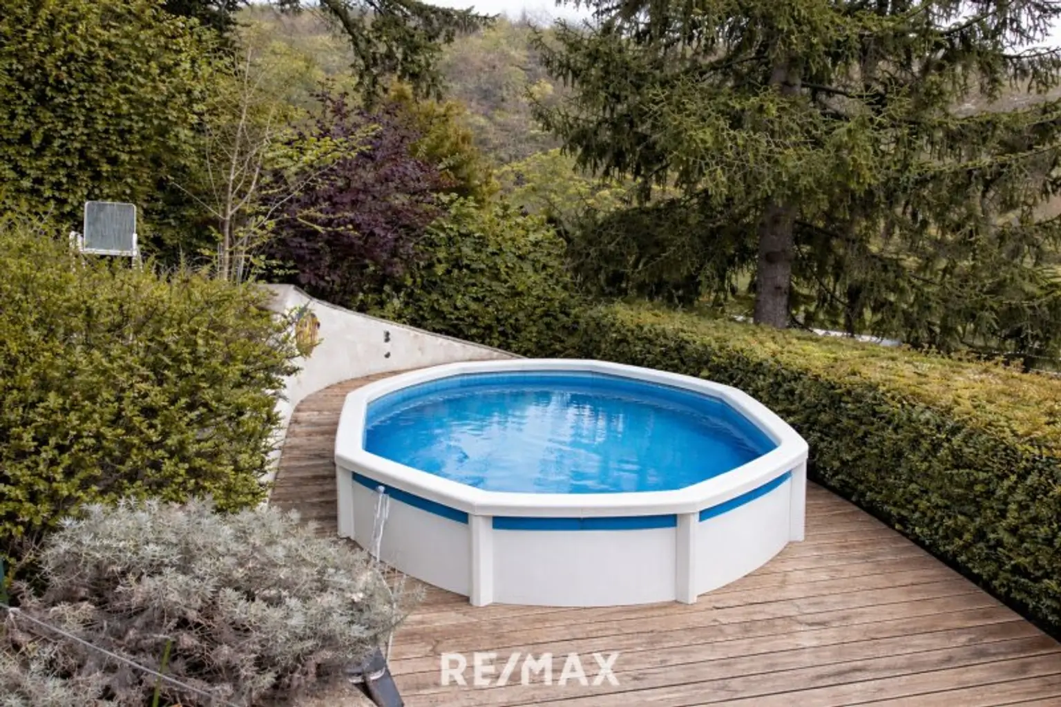 Pool (virtuell bearbeitet)