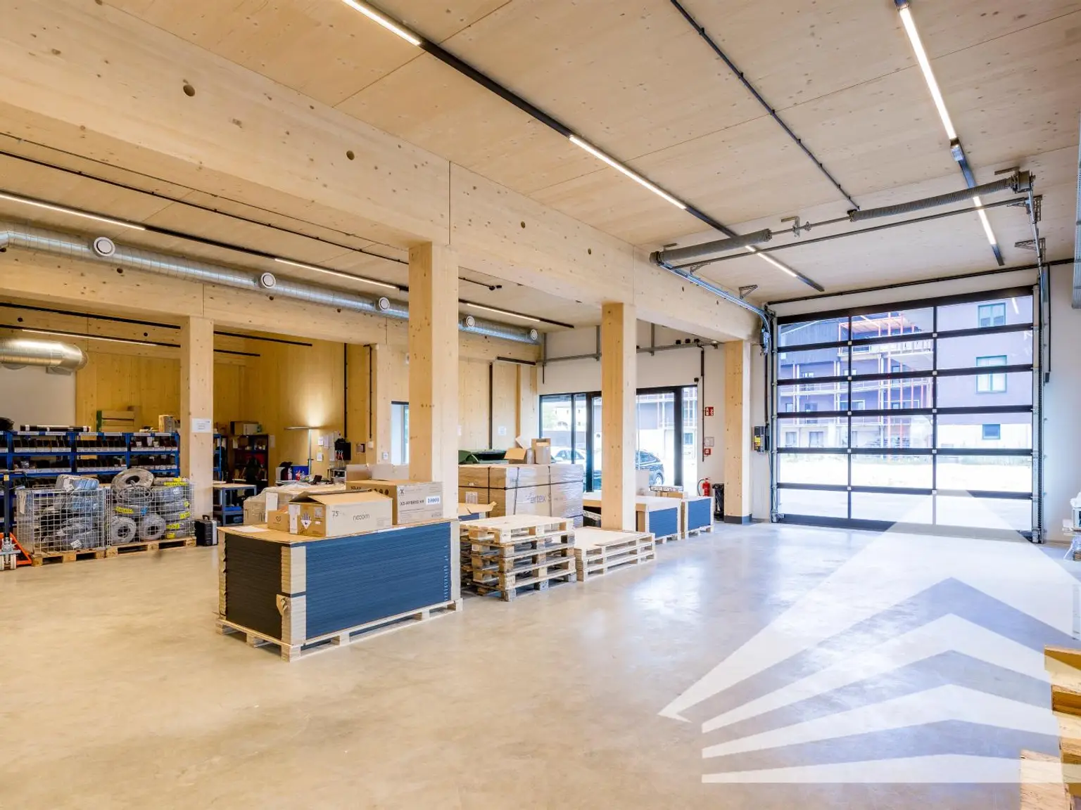 Lagerzugang mit Rolltor