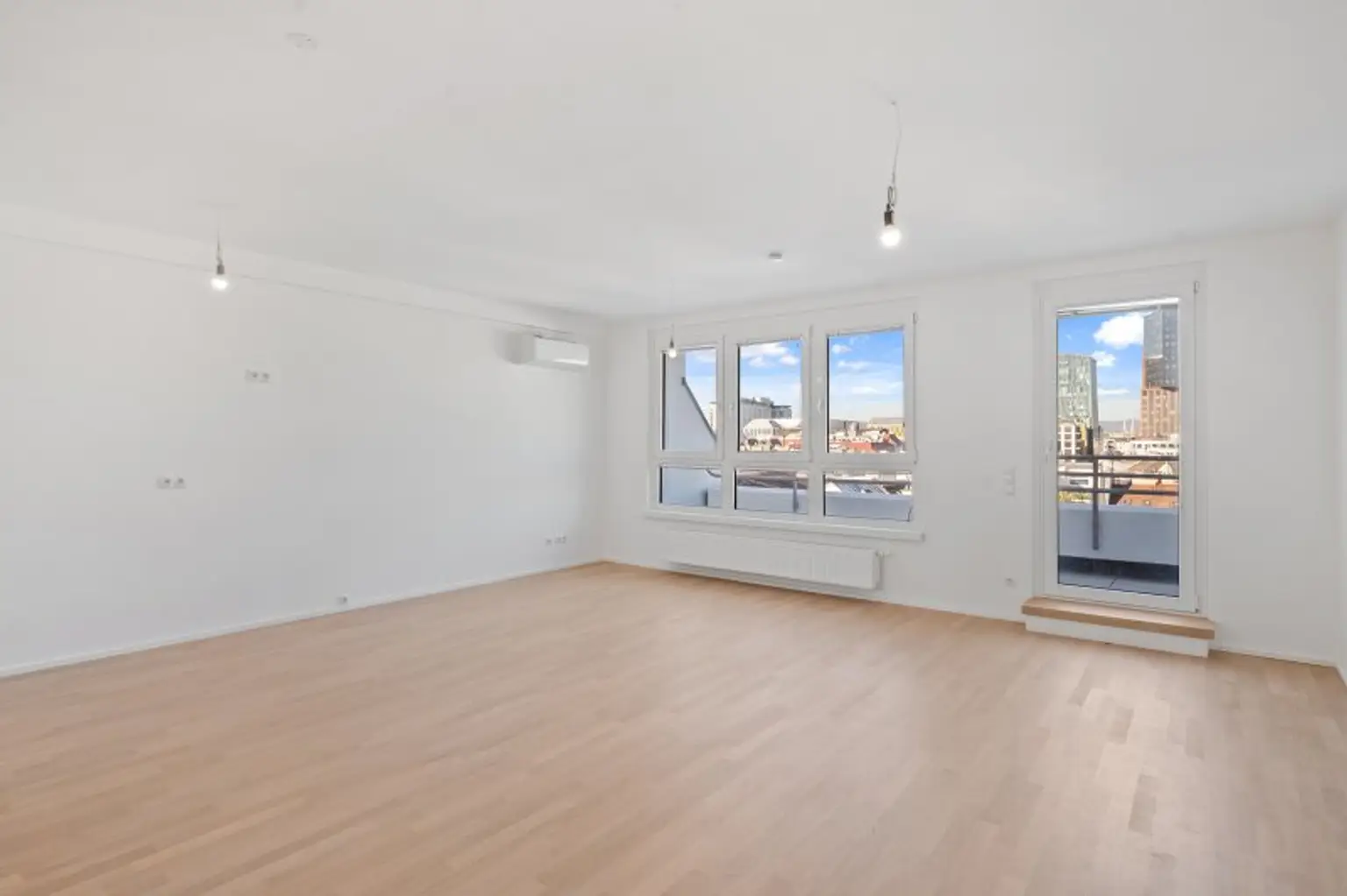 Generalsanierte Eigentumswohnung auf drei Ebenen mit zwei Terrassen - Gegenüber Sofiensäle