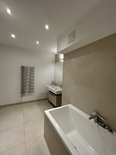 Exklusive Dachgeschosswohnung mit Grün-Blick in Top-Lage - Luxusausstattung