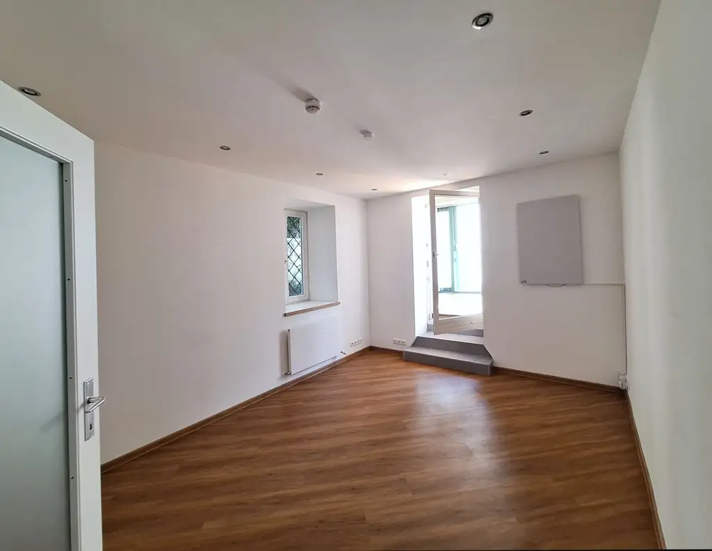 Stadt-Büro/ Studio mit Wintergarten und Parkplatz vor der Türe!