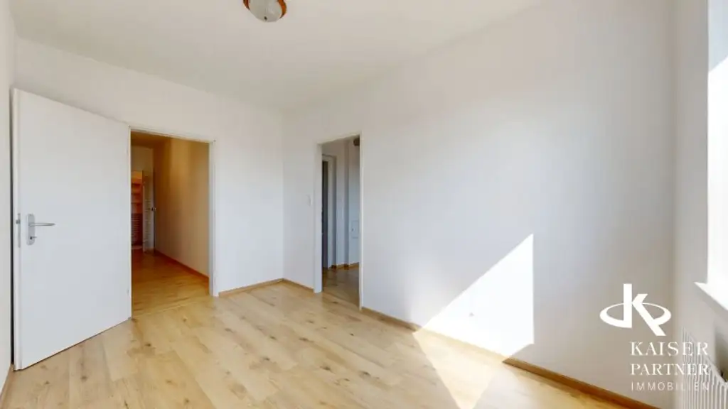 HELLE 3-ZIMMERWOHNUNG MIT LOGGIA IN GRÜNOASE!