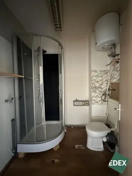 Großzügige Lagerhalle samt Büro