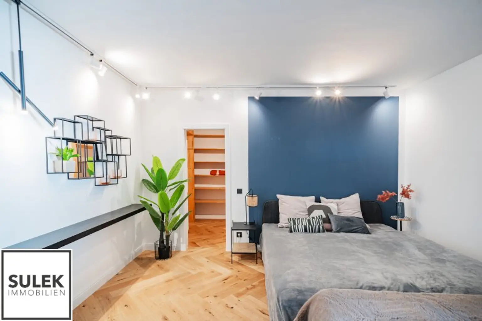 Ruhige, sanierte 3,5 Zimmer Wohnung mit Designer-Bad und Küche + Garage (optional!) in Mariahilf - beziehbar ab 01/26!