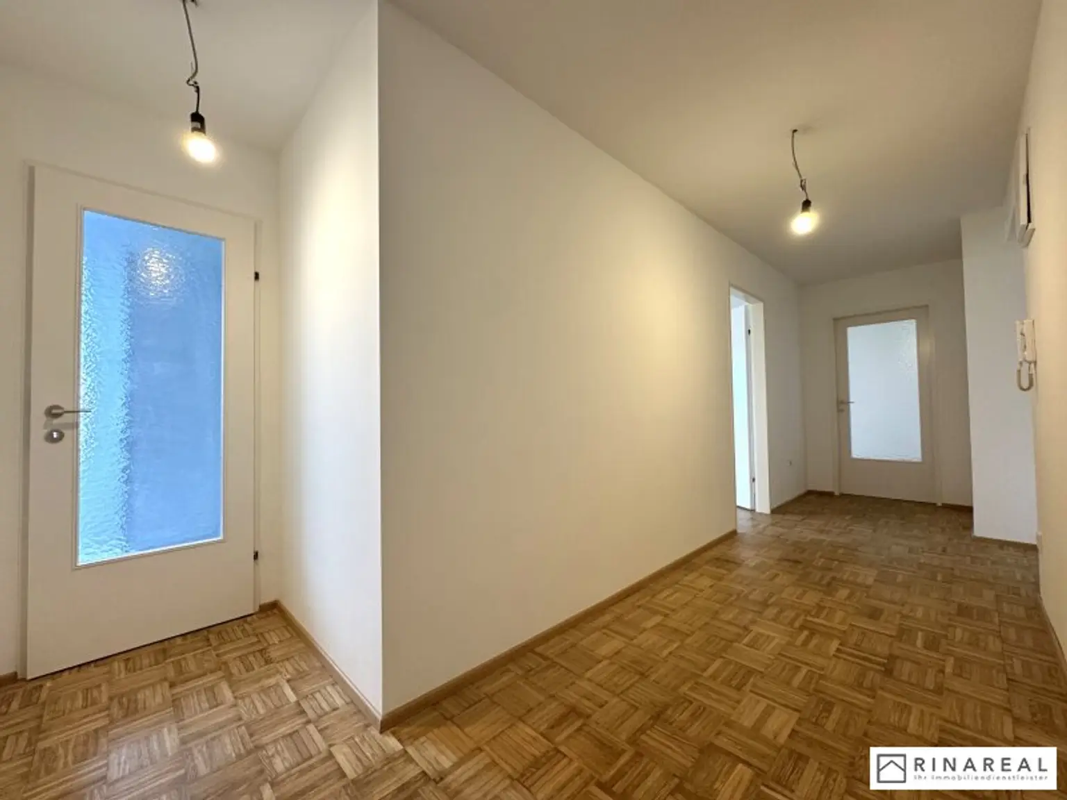 Großzügige und helle 2 Zimmer Wohnung im Dachgeschoss | ca. 63 m² | Klimaanlage | zzgl. PKW-Stellplatz | Friedrich Schiller-Straße