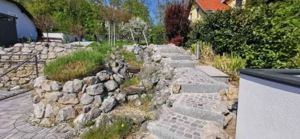 Sonniges Traumgrundstück mit PRIVATEM SCHWIMMTEICH und BAUPOTENZIAL