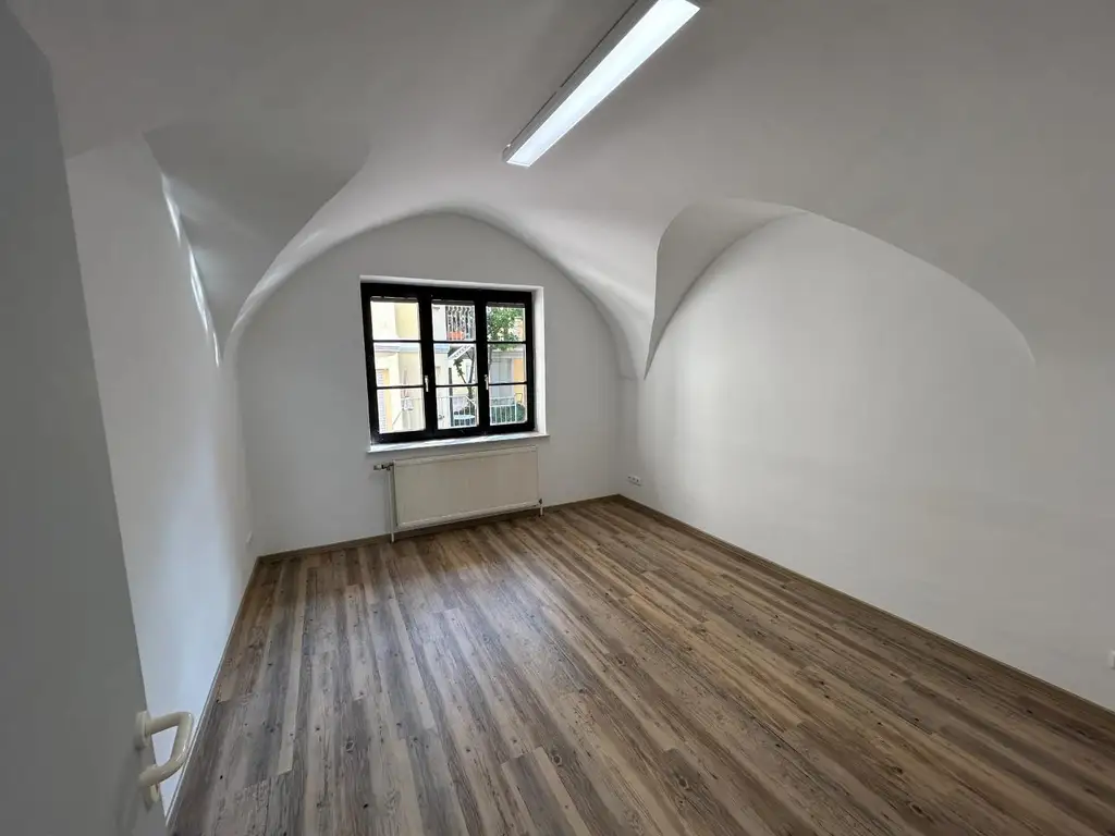 Repräsentatives Geschäftslokal am Hauptplatz von Laa an der Thaya – hell, großzügig & vielseitig nutzbar