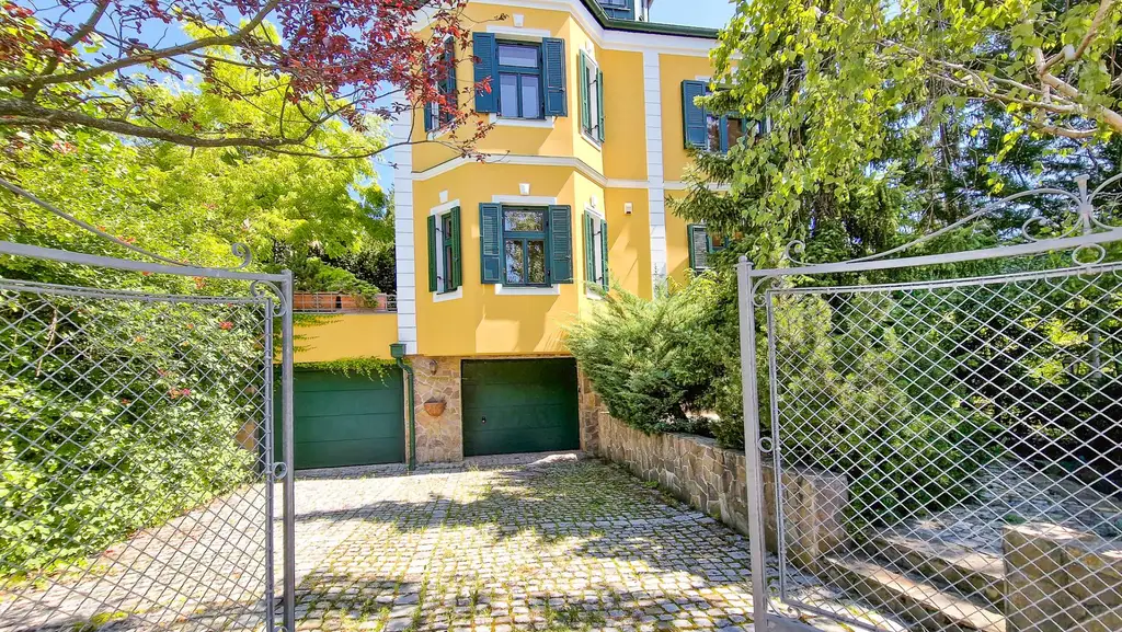 Grüne Oase in Prestige-Lage, Stilvilla mit ca. 1.600 m² Grund, Gästehaus, 2 Garagen und großem Pool