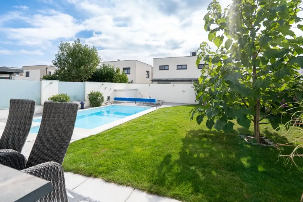 Traumhafte Doppelhaushälfte in Rutzing – Modernes Wohnen mit Pool, Kamin und großzügigem Garten!