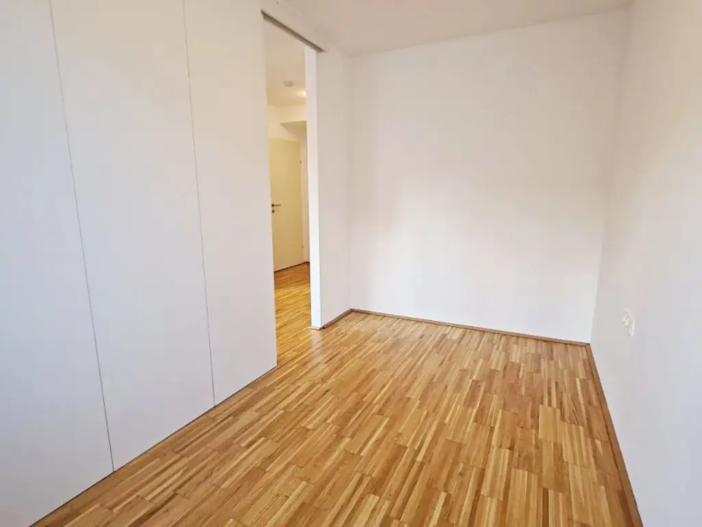AM SPITZ-NÄHE, gepflegte 36 m2 Neubau mit 4 m2 Balkon, 2 Zimmer, Komplettküche, Wannenbad, Parketten, Garagenplatz möglich, Leopold-Ferstl-Gasse