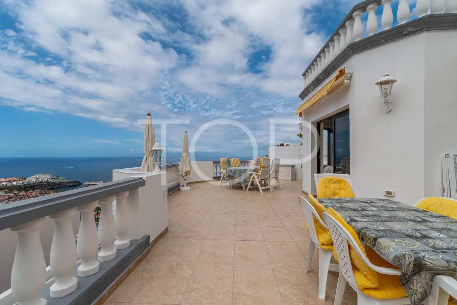 Two-bedroom apartment with a very large terrace and spectacular sea views in Los Gigantes
