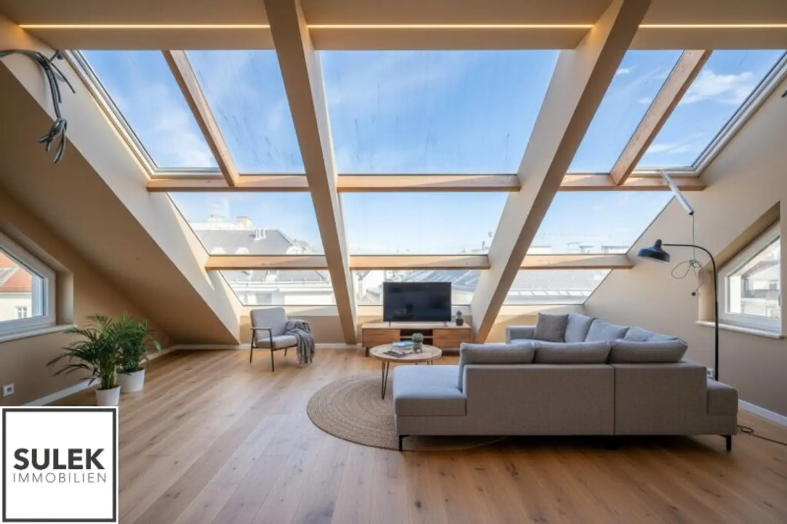 Florianigasse 29: DG-Wohnung nach Wunsch saniert - 3 Zimmer, 2 Terrassen mit Blick auf Maria Treu