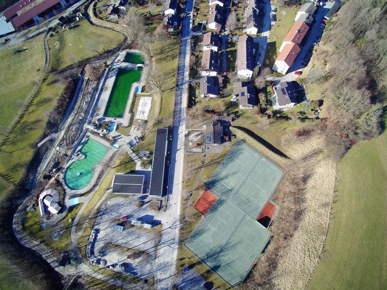 Hochwertig renovierte Großraumgarcconiere mit geteiltem Schlafbereich in unmittlebarer Nähe vom Freibad und den Tennisplätzen