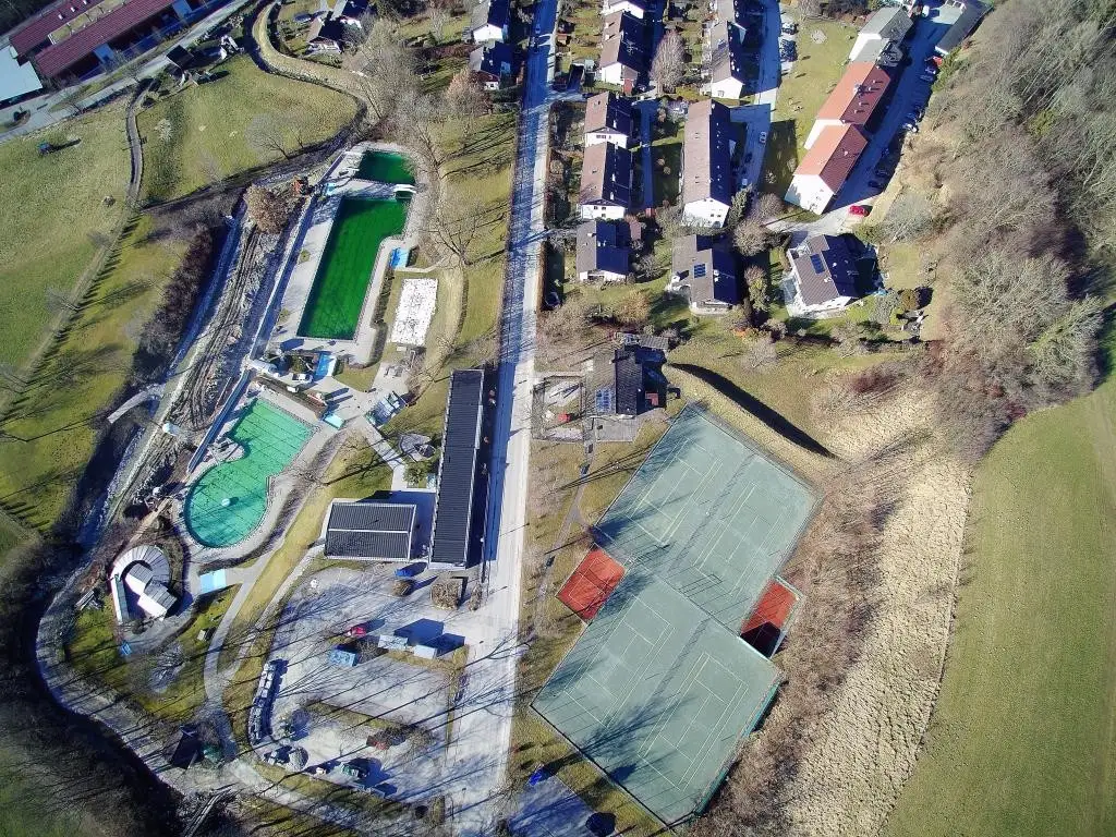 Hochwertig renovierte Großraumgarcconiere mit geteiltem Schlafbereich in unmittlebarer Nähe vom Freibad und den Tennisplätzen