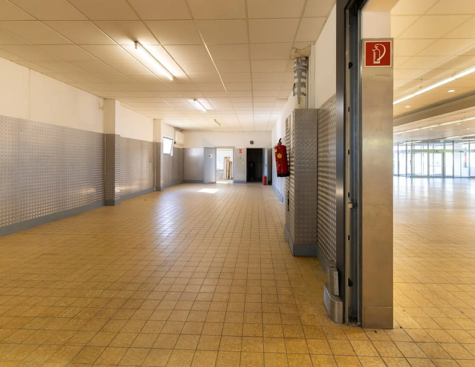 Vielseitige Gewerbeimmobilie mit Parkplätzen für Ihre Geschäftsidee in Wörgl