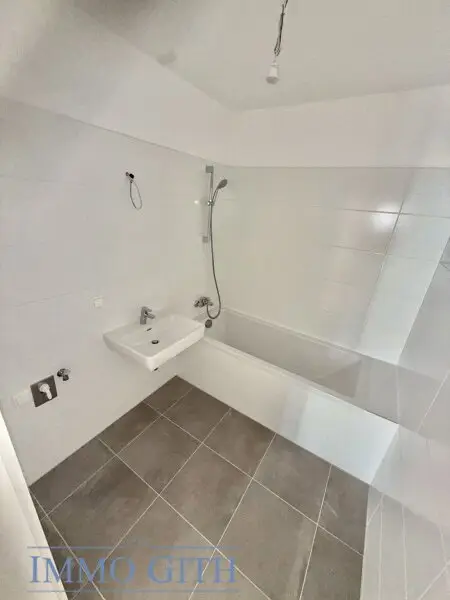 STAMMERSDORFER RUHELAGE: MODERNE 2-ZIMMER-WOHNUNG MIT NEUER KÜCHE, LOGGIA & TERRASSE ZU MIETEN!