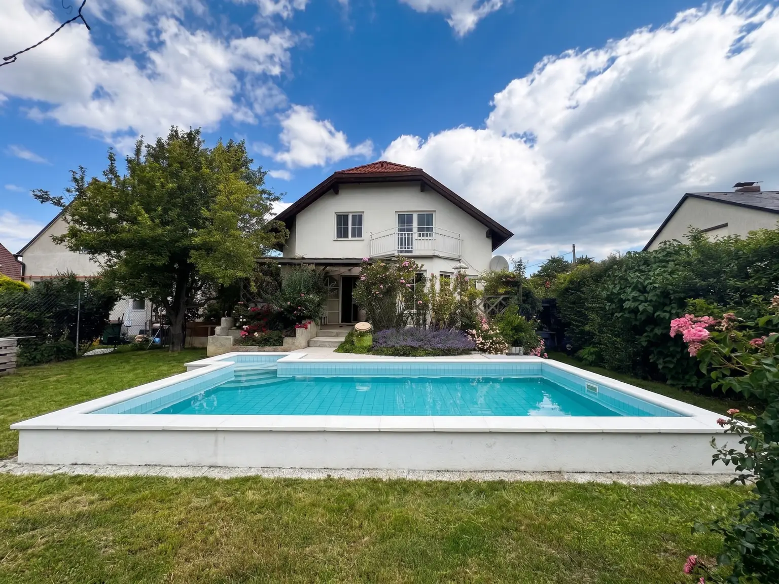 Pool (mit KI bearbeitet, sanierungsbedürftig)
