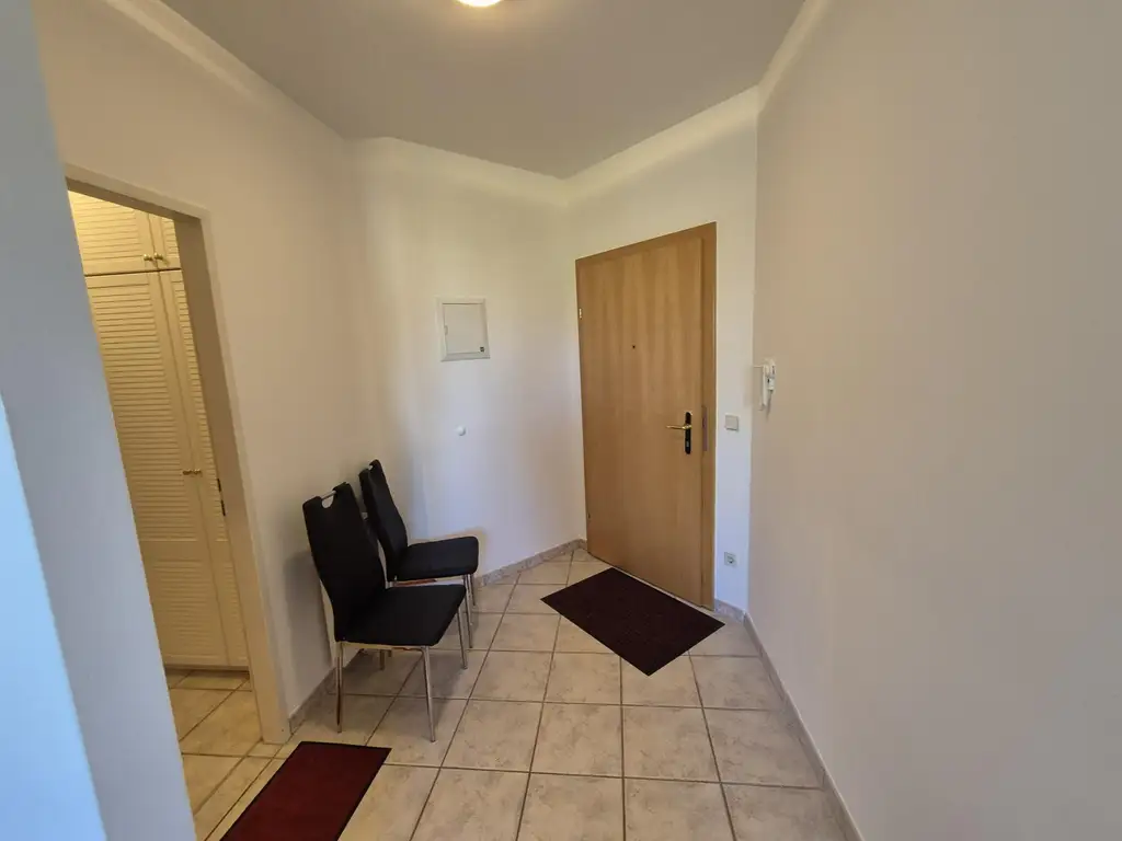 GUT GESCHNITTENE HELLE 2 ZIMMER WOHNUNG MIT LOGGIA UND KFZ-ABSTELLPLATZ