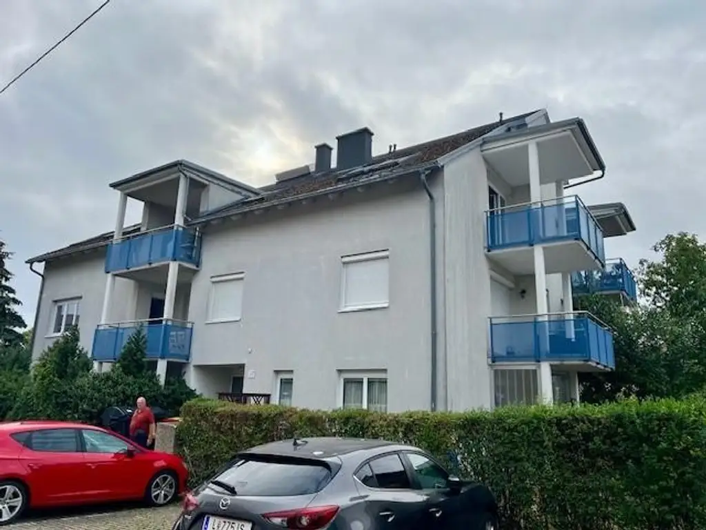 Schöne 2-Zimmer-Dachgeschoss-Wohnung mit Balkon und Parkplatz