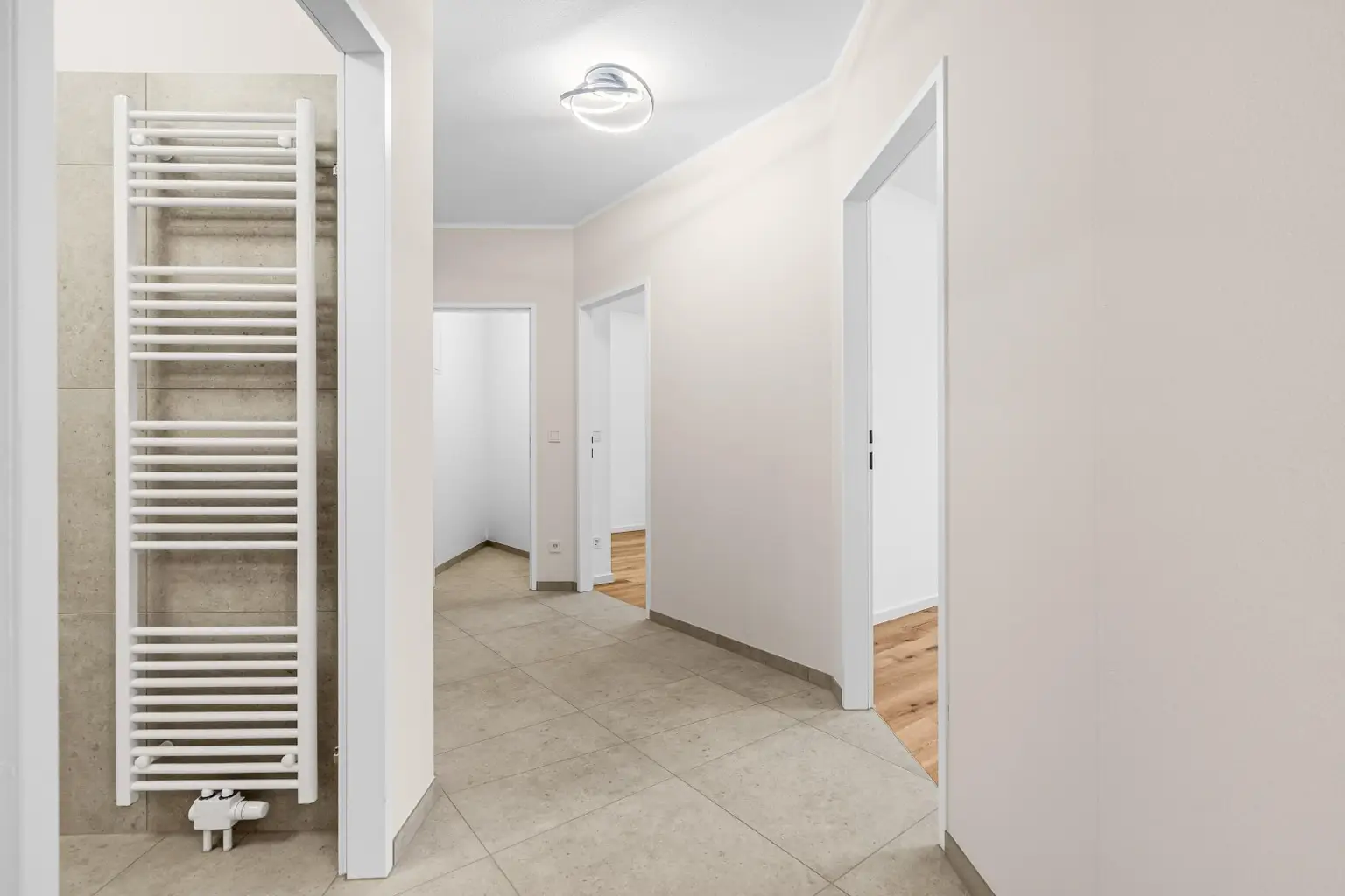 "Helle, Top-renovierte Eigentumswohnung mit Balkon & Garagenplatz – ruhig wohnen, zentral leben"