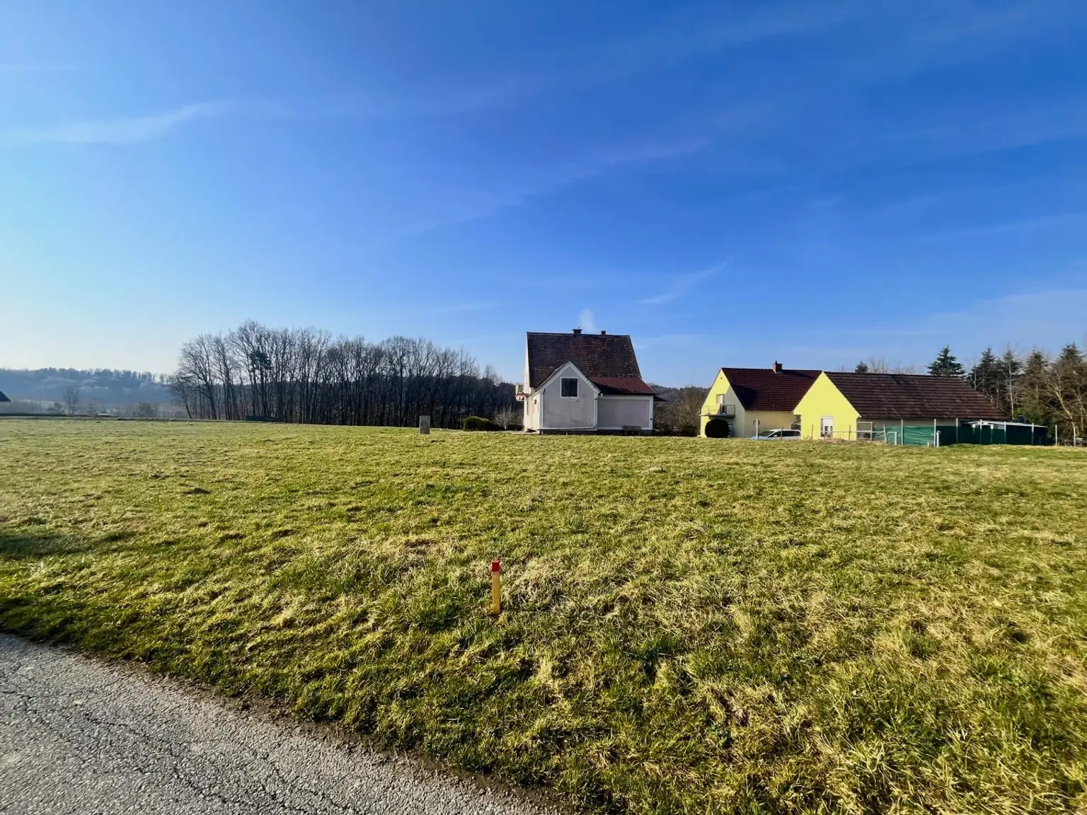 Sonniges, ebenes Baugrundstück