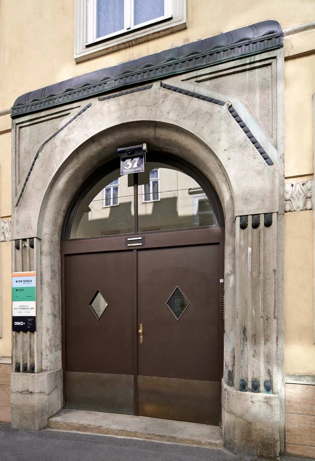 Klassisches Wiener Zinshaus mit ausgebautem Dachgeschoß in der Millergasse