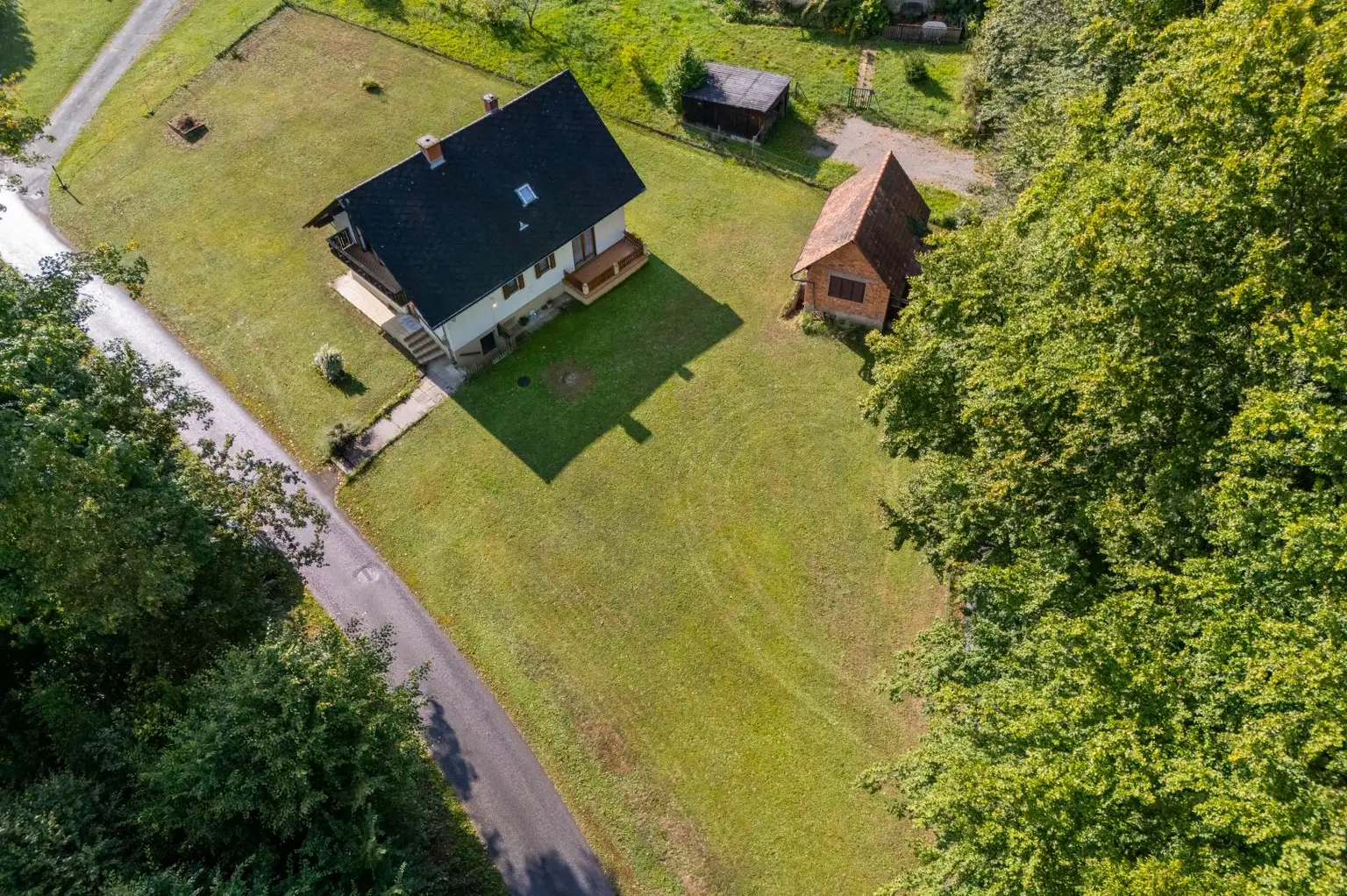 Einfamilienhaus mit großem Grundstück in sonniger Ruhelage