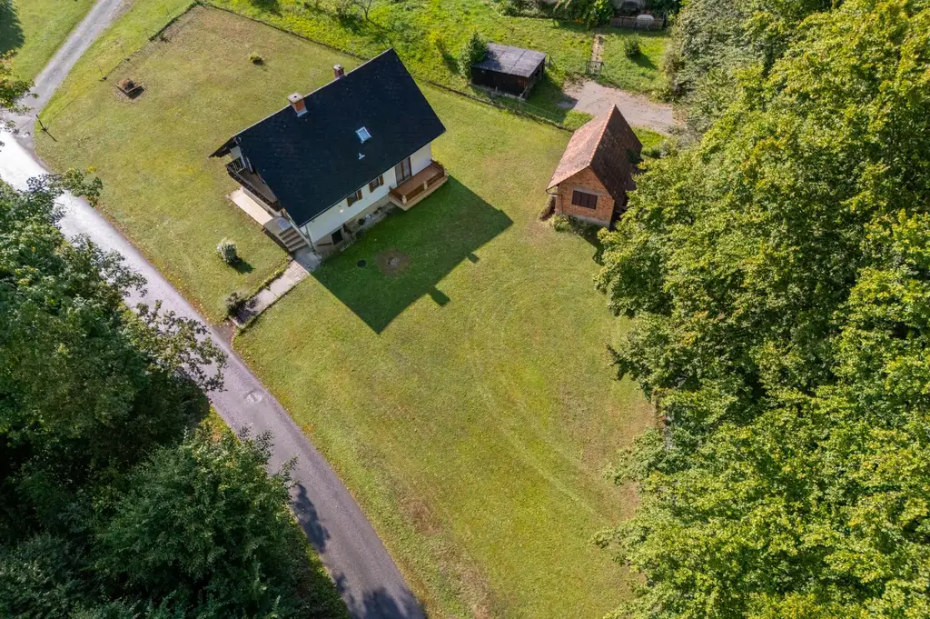Einfamilienhaus mit großem Grundstück in sonniger Ruhelage