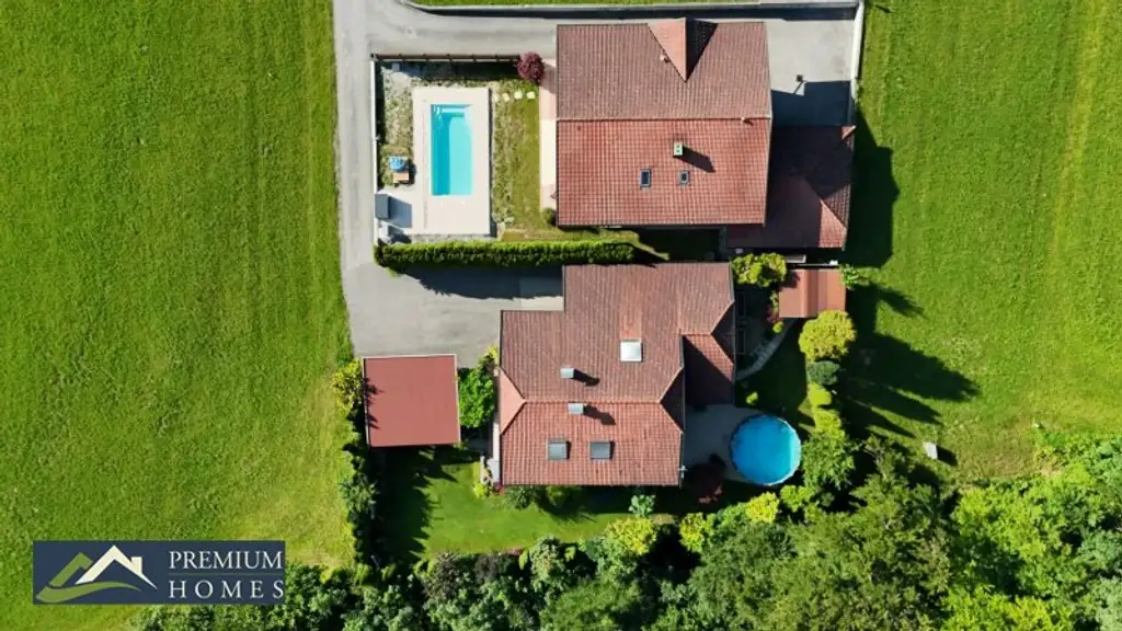 BREITENBACH am Inn - Großzügiges Einfamilienwohnhaus mit Terrasse, Balkon, Keller, Garage, zwei Carports, Garten, Gartenhaus, Geräte- und Holzschuppen