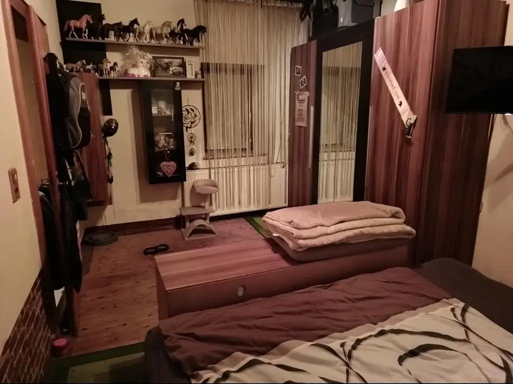 Vielseitiges Wohnhaus mit großzügigem Hof und Nebengebäuden