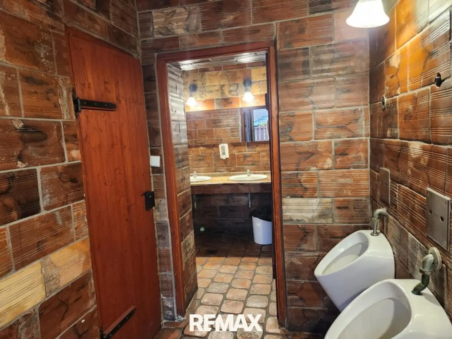 Restroom Men 2
