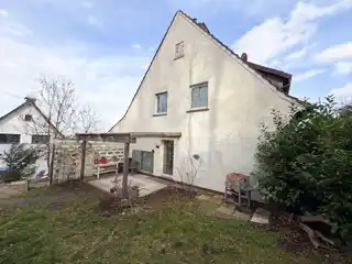 Hausansicht mit 2. Terrasse