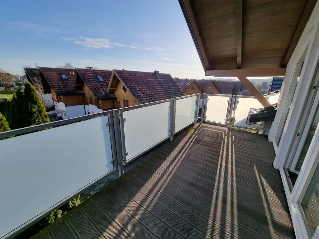 Ideal für Singles oder Paare – neuwertige Mansardenwohnung mit Balkon und Carport
