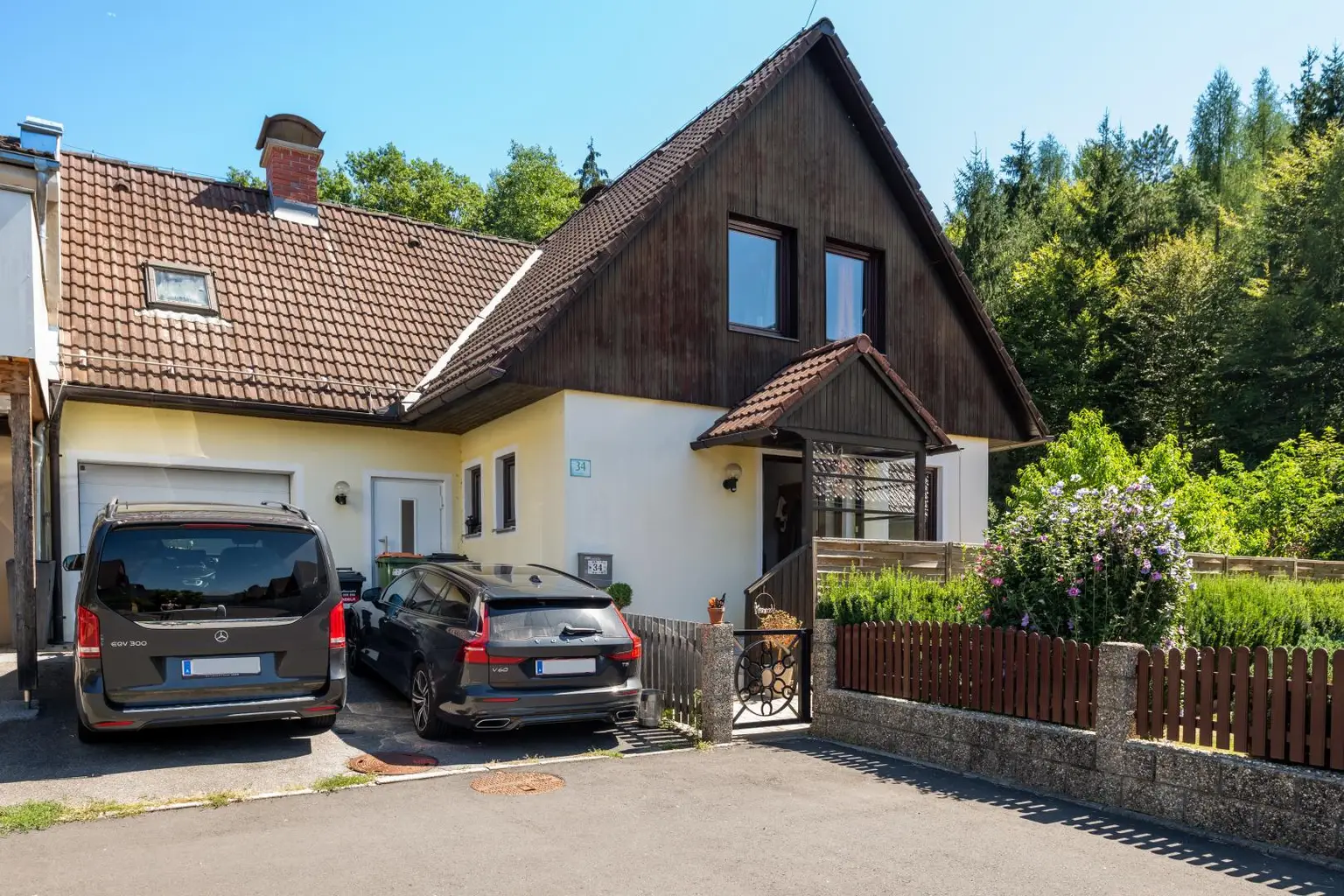 Garage und 2 Parkplätze vorm Haus
