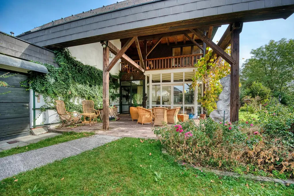 Sie brauchen viel Platz? Wir haben die Lösung. Sanierungsbedürftiges Architektenhaus in bester Lage.