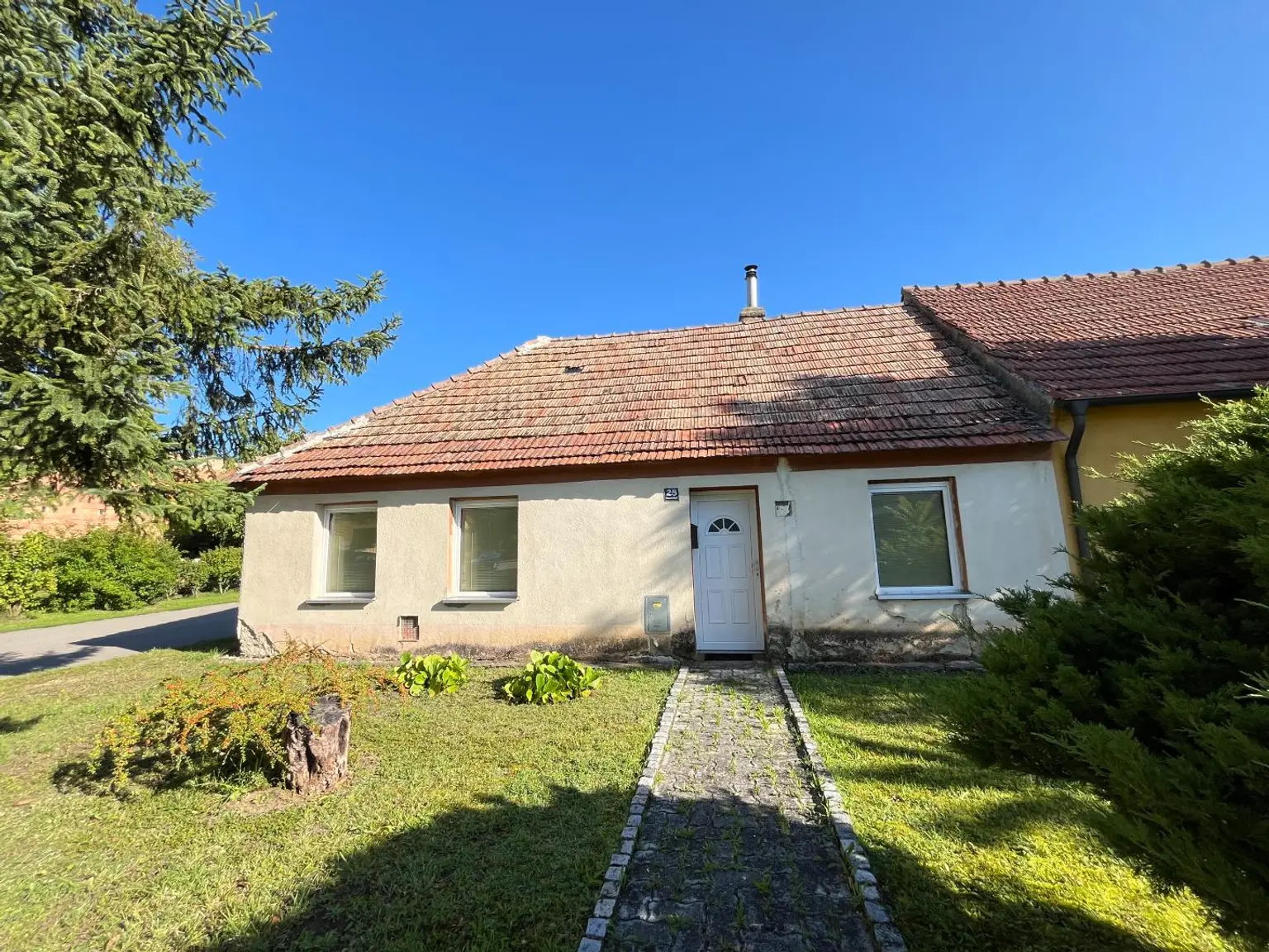 Renovierungsbedürftiges Haus mit Garten