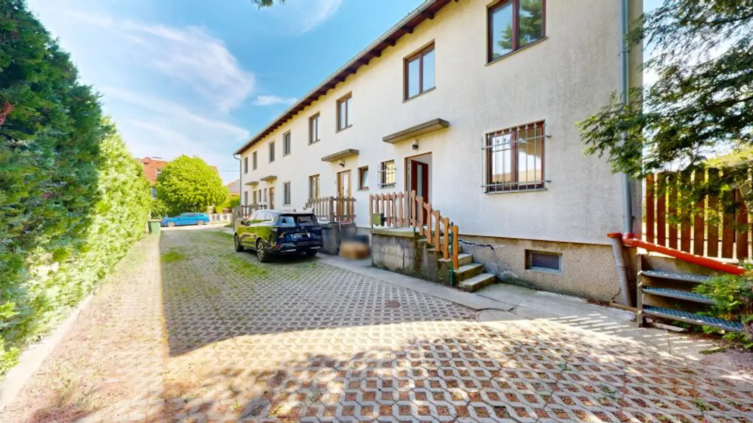 Hausansicht mit Zufahrt