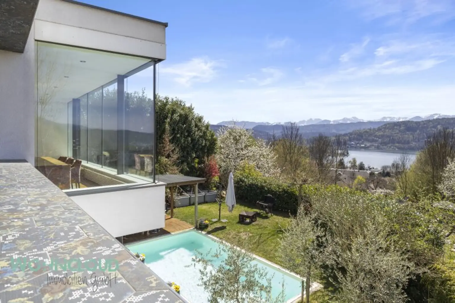 AUSSICHT AUF DEN SEE UND DIE BERGE