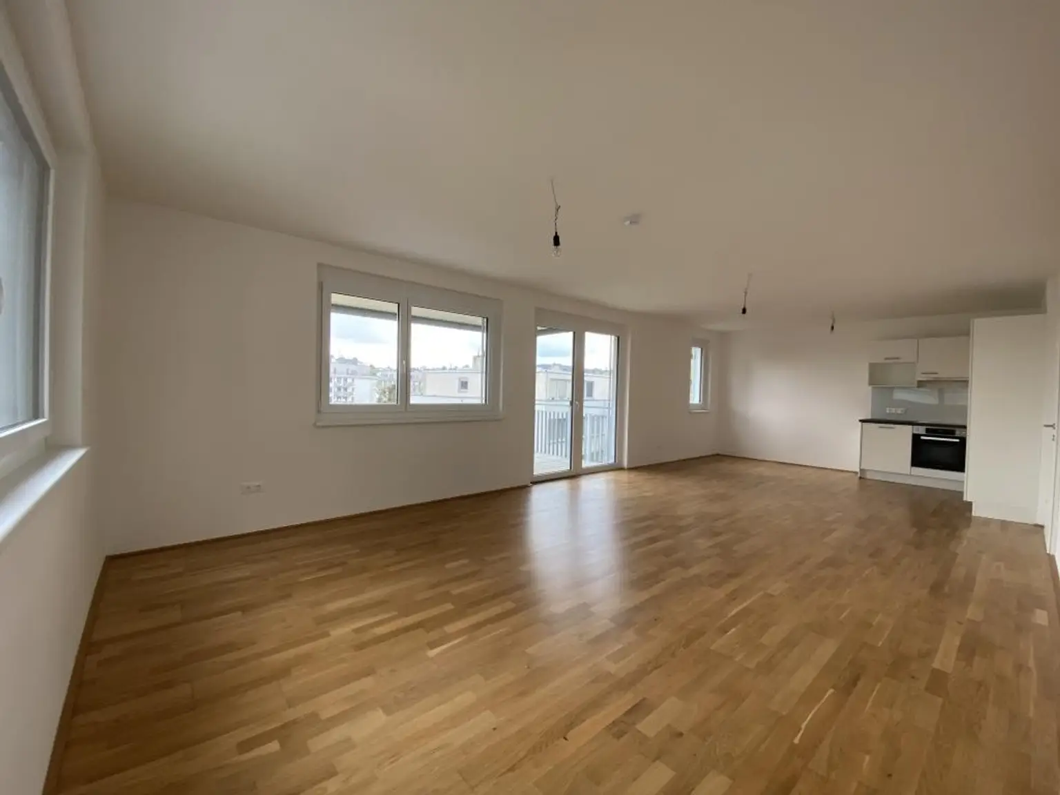 Traumwohnung mit super-großem, überdachten SÜD-Balkon!