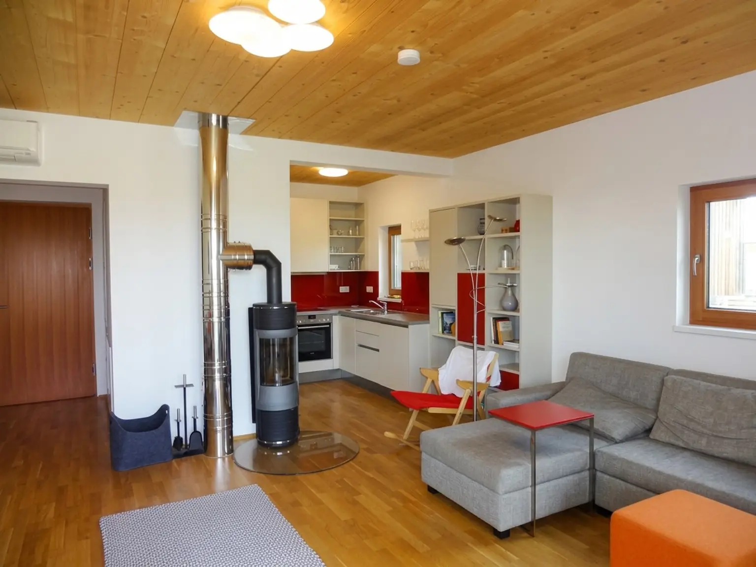Küche mit Wohn/Esszimmer ( aufgeräumt mit KI Unterstützung)