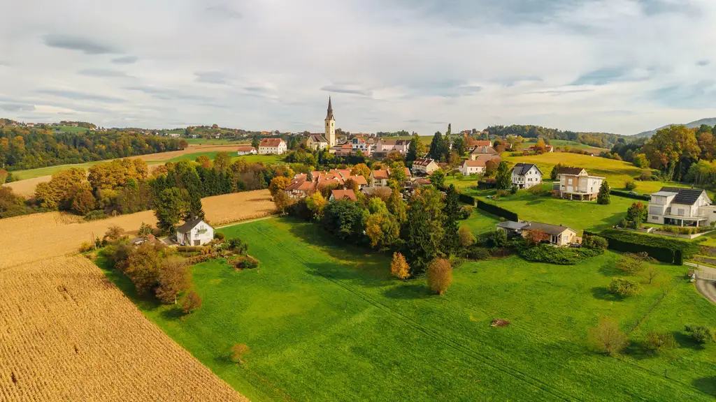 Baugrund mit altem Gebäude und Bauerwartungsland mit Weganteil im Zentrum von Hengsberg