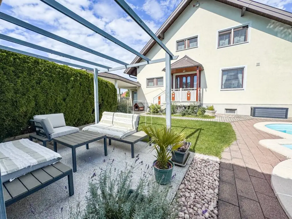 Einfamilienhaus mit Pool, Wellness & großem Garten in Hennersdorf