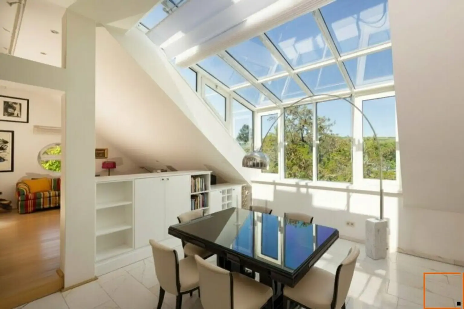 Familiendomizil: Penthouse mit Ateliercharakter, großen Terrassen und Grünblick