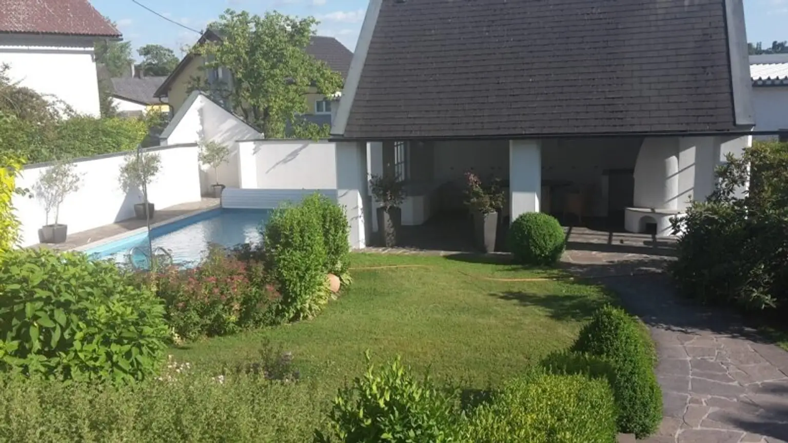 Geschmackvolles Wohnhaus mit Büroeinheit, Garten & Pool im Zentrum von Neumarkt