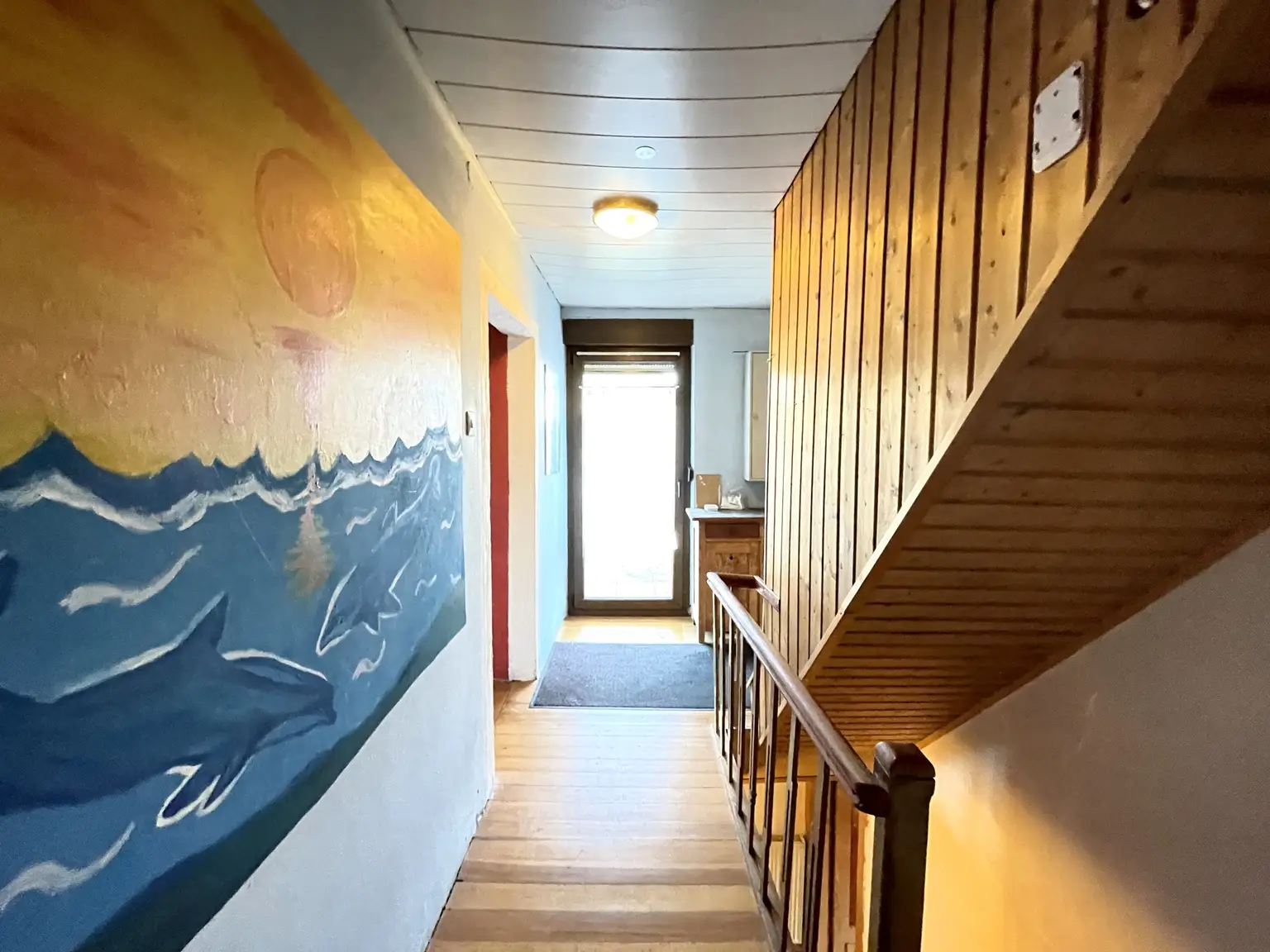 Flur (OG) mit Zugang zum seitlichen Balkon