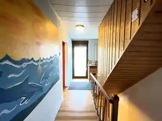 Flur (OG) mit Zugang zum seitlichen Balkon