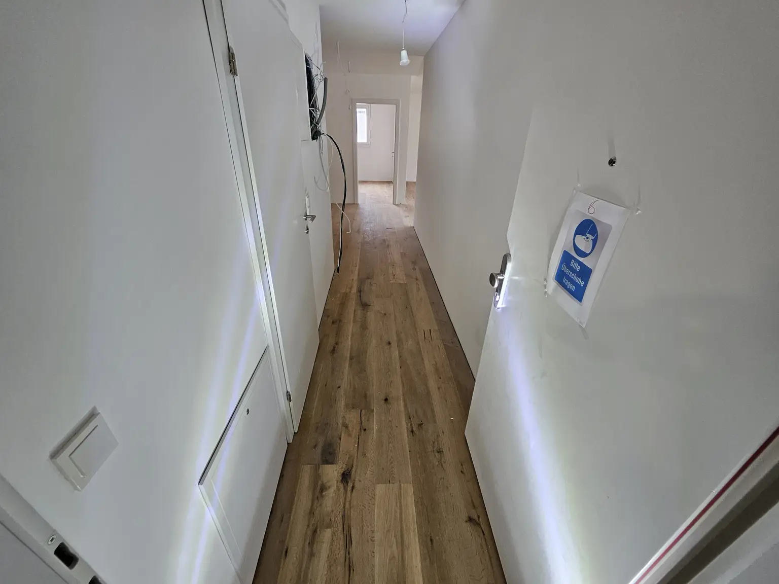 Neubauwohnung mit abgetrennter Küche, großem Wohnbereich und Balkon – komfortabel & modern